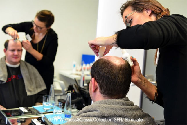 Natürlich wirkende Perücke mit schulterlangem, braunem Haar