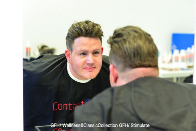 Blonde Perücke mit eleganter Hochsteckfrisur und natürlicher Haarstruktur