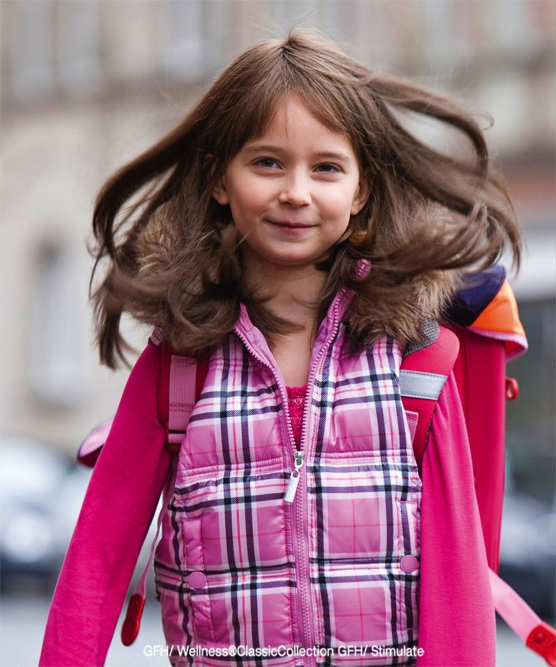 Kinderperücke mit mittellangem, braunem Haar in natürlicher Bewegung